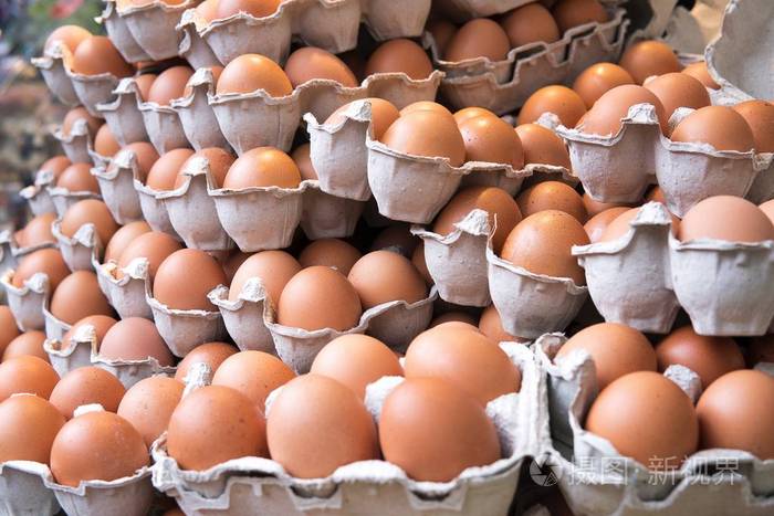 一堆有机鲜鸡蛋和生鸡蛋在托盘市场农业农场出售.高蛋白质营养健康.