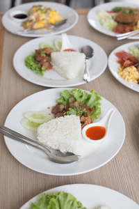 许多泰国菜在白色盘子上准备吃图片