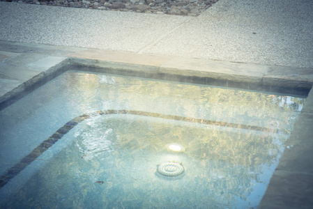 在德克萨斯州的公寓综合体，工作室外按摩浴缸池和干净的透明绿松石水热水浴缸水疗浴缸放松