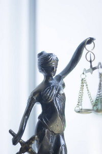 律师事务所铜像的女神，他们的司法天平在律师办公室。