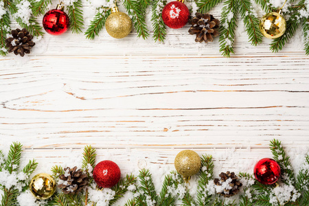 圣诞木背景与冷杉枝，松果，雪和装饰。 顶部视图与复制空间。
