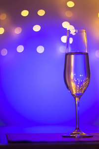 香槟起泡葡萄酒杯波塞科卡瓦在迪斯科派对酒吧婚礼期间，在伊比萨西班牙，灯光后面。