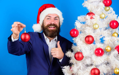 商人为您提供加入圣诞准备。圣诞节特别优惠。男人留胡子的嬉皮士穿着正式的西装和圣诞老人的帽子。商业和圣诞节的概念。圣诞老人举行圣诞