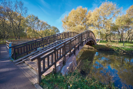 斯维布罗沃区秋季莫斯科亚乌扎河上的木桥