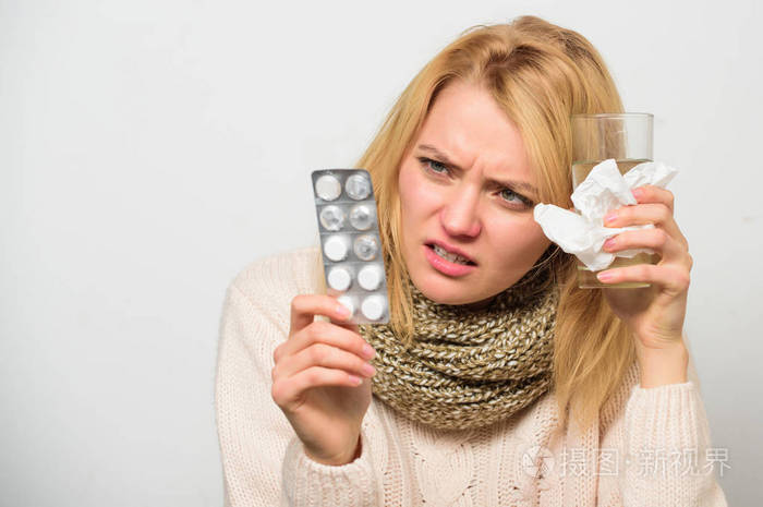 摄图新视界>照片>服用药物来摆脱感冒.女孩吃药喝水.