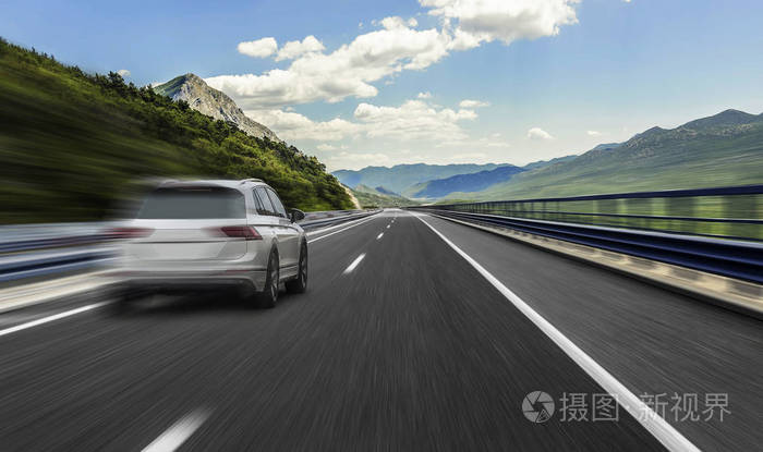 一辆白色汽车沿着高速公路在阳光下行驶照片-正版商用图片14nemr-摄图
