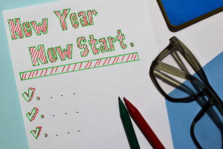 顶部查看新年新开始文本列表与标记和眼镜的业务演示模拟添加您的列表