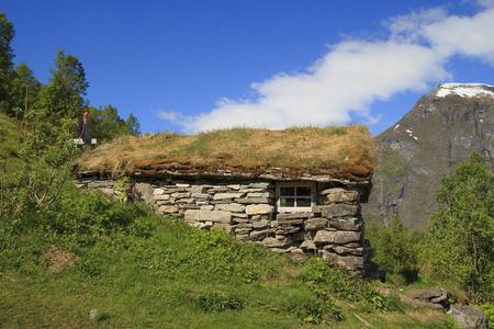 老木房子与草屋顶在挪威
