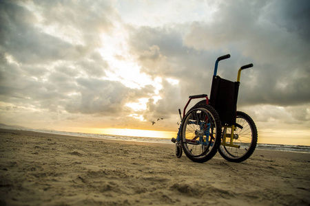 夕阳童心轮椅天涯沙图片