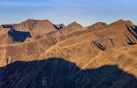 日出时的山景。 法加拉斯山区罗马尼亚