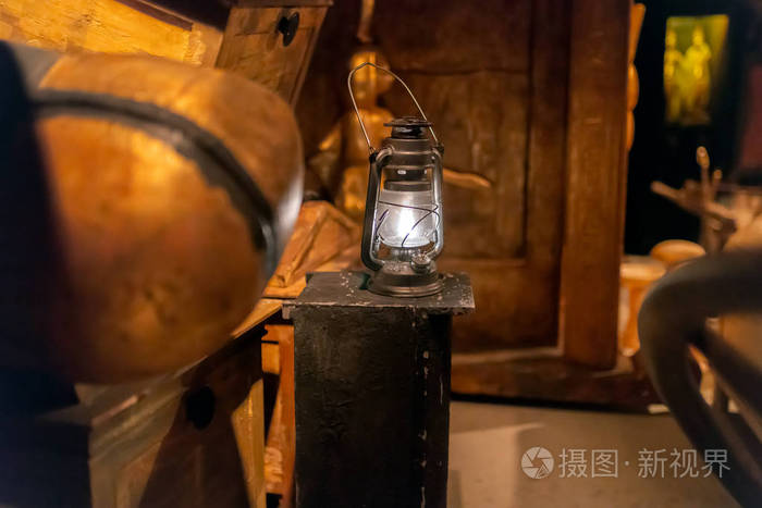 老式煤气灯灯灯在木屋里.