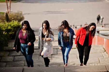 来自厄瓜多尔的四个快乐漂亮的拉丁女孩在街上摆姿势。