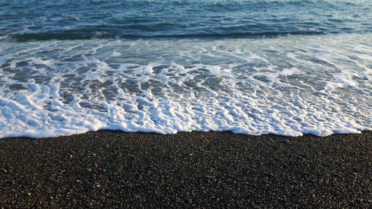 一个美丽的蓝色大海，小小的波浪和隐藏的日落在苏默天的水平地带的令人惊叹的标题