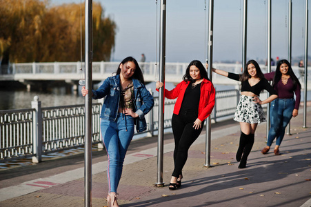 来自厄瓜多尔的四个快乐漂亮的拉丁女孩在街上摆好姿势。