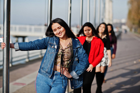 来自厄瓜多尔的四个快乐漂亮的拉丁女孩在街上摆姿势。