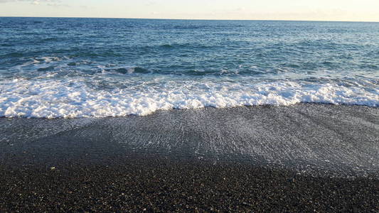 一个美丽的蓝色大海，小小的波浪和隐藏的日落在苏默天的水平地带的令人惊叹的标题
