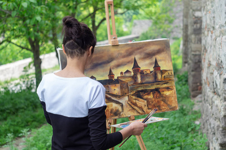 这位女艺术家画了一幅古代堡垒的画。卡米亚涅茨葡萄牙乌克兰。