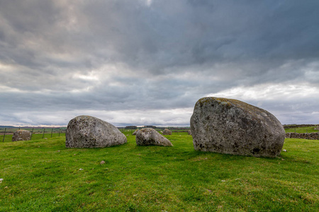 托豪斯石圈，牛顿斯图尔特，杜姆弗里斯和加洛韦，苏格兰南部沉重和戏剧性的天空。