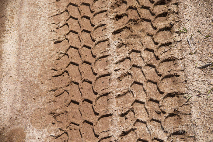 背景脏滑的汽车轮胎在粘土中的痕迹陆地上所有地形的车轮春天潮湿的