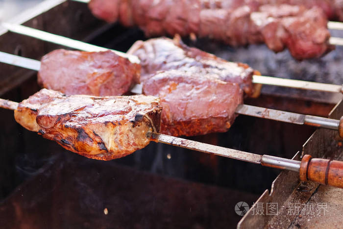 烤肉串上的牛肉牛排在火上烤肉烧烤肉的背景关闭视图