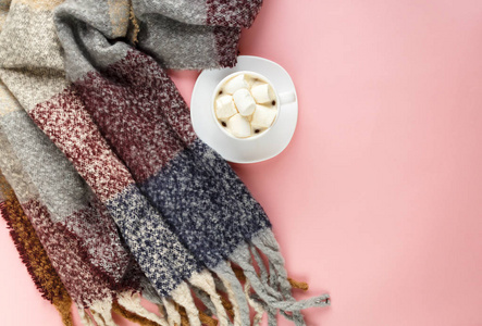 温暖舒适的冬季服装围巾和一杯咖啡与白色棉花糖作为框架上的粉彩背景。 圣诞节概念平躺。 你好，冬天