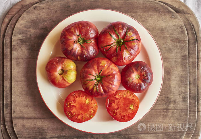 成熟的西藏苹果番茄在乡村的桌子上