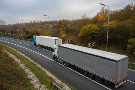 公路运输。 在公路上行驶的铰接式卡车