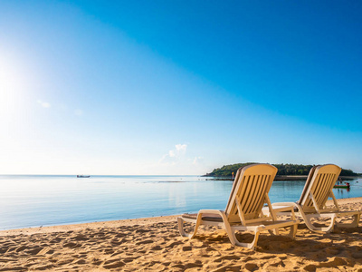 热带海滩海洋和海洋上的空椅子，供旅行和度假用