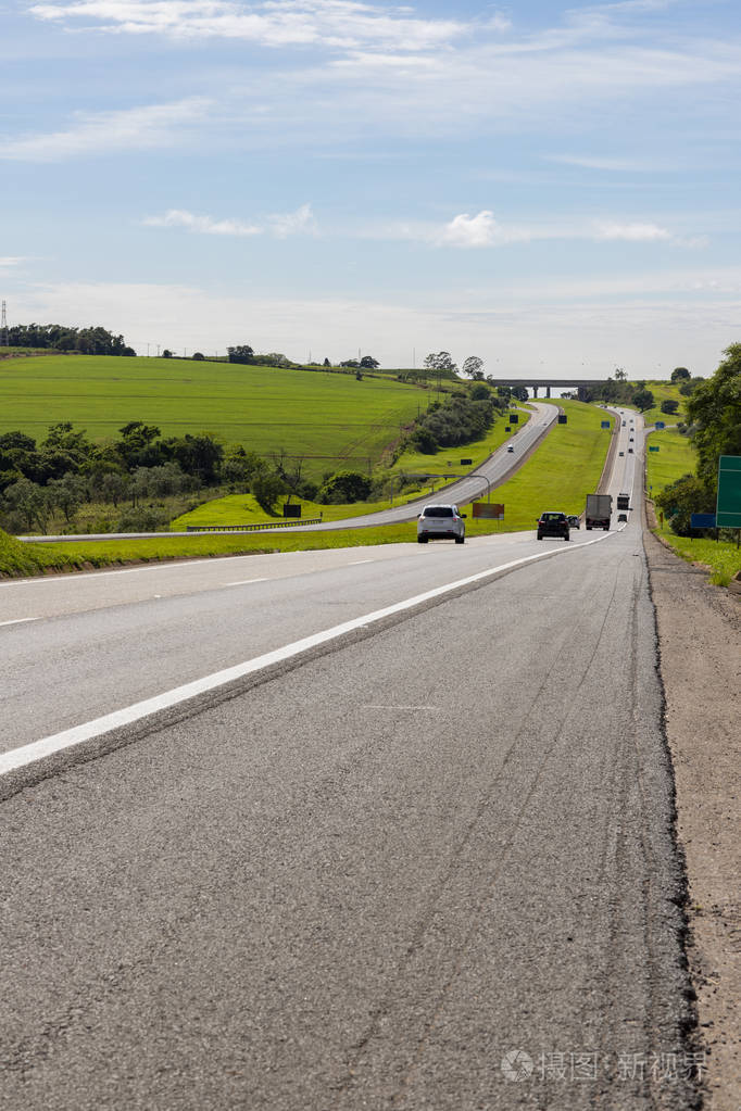美丽的道路在美丽的阳光明媚的一天高速公路卡斯特洛布兰科圣保罗巴西