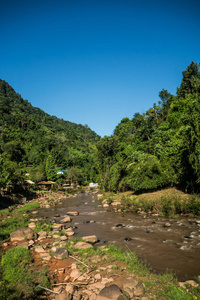 泰国南省溪流景观。