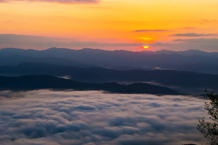日落俯瞰群山与薄雾。