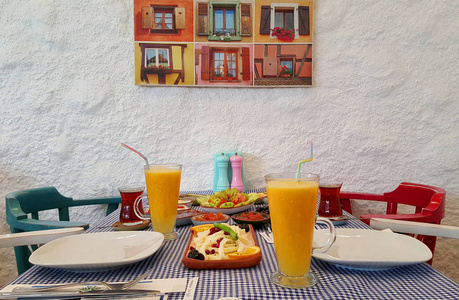 传统的土耳其早餐桌，有饮料和各种菜肴。