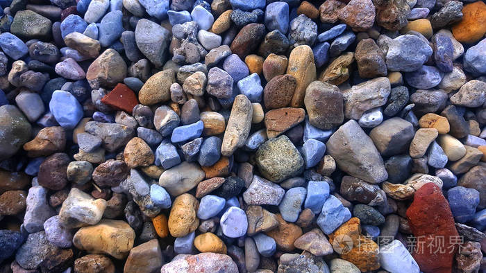 沙子上各种各样的海滩石头