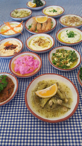 传统的土耳其菜桌，有各种各样的菜肴。
