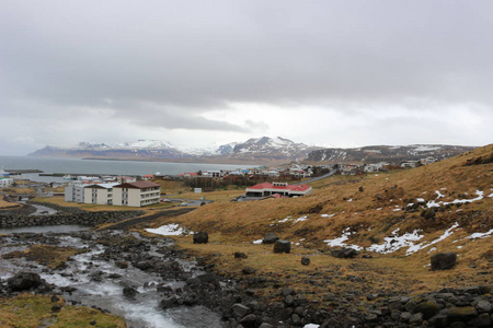 冰岛的山景镇奥拉夫斯维克是欧洲西部最多的国家。 神奇的自然山和城镇。