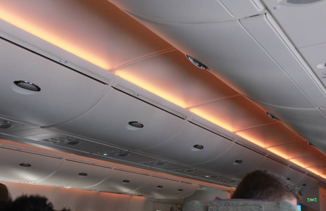 飞机内部有各种警示灯。