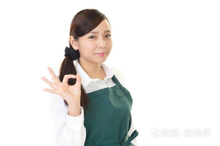 一个微笑的女服务员在白色背景下孤立