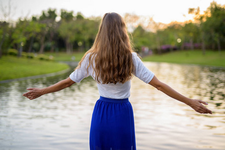 美丽的女人的背面, 长长的头发都举起了她的胳膊照片