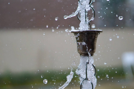 雨水正以日本风格流过链条。