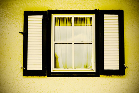 奥地利一个小镇上一所房子的典型窗户。 在雨天的奥地利城市圣沃尔夫冈的家。 复古风格