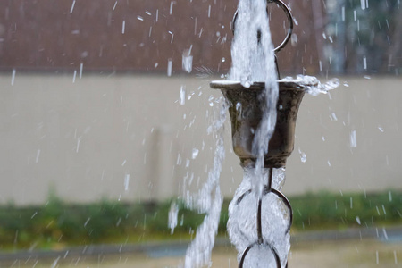 雨水正以日本风格流过链条。