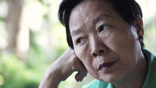 亚洲老年妇女担忧表达思考生活图片
