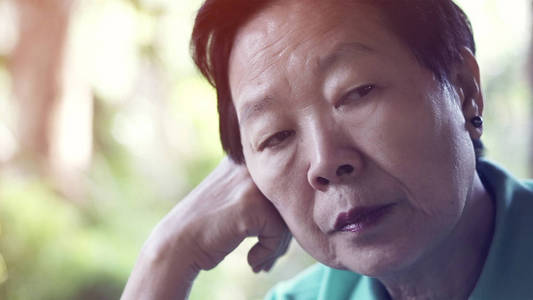 亚洲老年妇女担忧表达思考生活图片