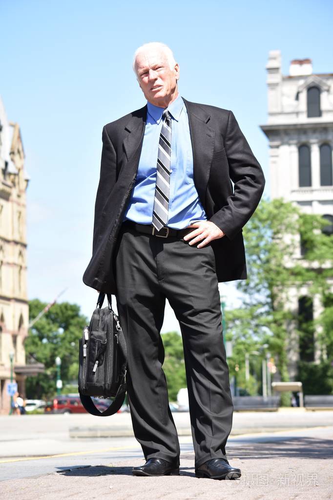 不情绪化的老年人穿西装站立