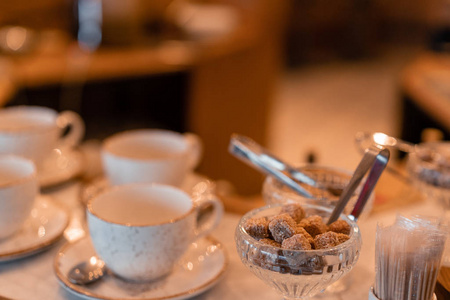 在早餐和研讨会活动中，一组空杯在许多排的白色杯子里喝咖啡。 复古风格设计