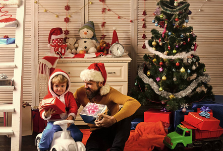 圣诞节快乐孩子和父亲与礼物箱子