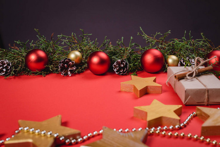 圣诞节和新年假期。 背景。 带有复制空间的圣诞卡。 时尚的品牌模型，以显示您的艺术作品。 可爱的老式圣诞新年礼物模拟红色背景。 