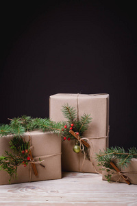 圣诞节和新年假期。 带有复制空间的圣诞卡。 时尚的品牌模型，以显示您的艺术作品。 可爱的老式圣诞新年礼物模拟木制背景。 近点