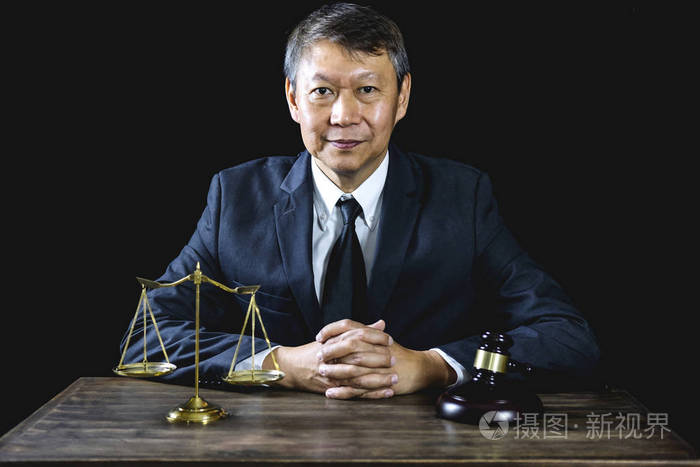 法律法官槌与司法律师咨询槌与司法天平律师或男性律师在法庭上坐在