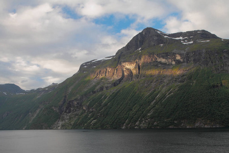 海湾，高山和天空..Hellesylt，Geiranger，挪威